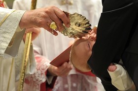 Pope  baptizing.jpg